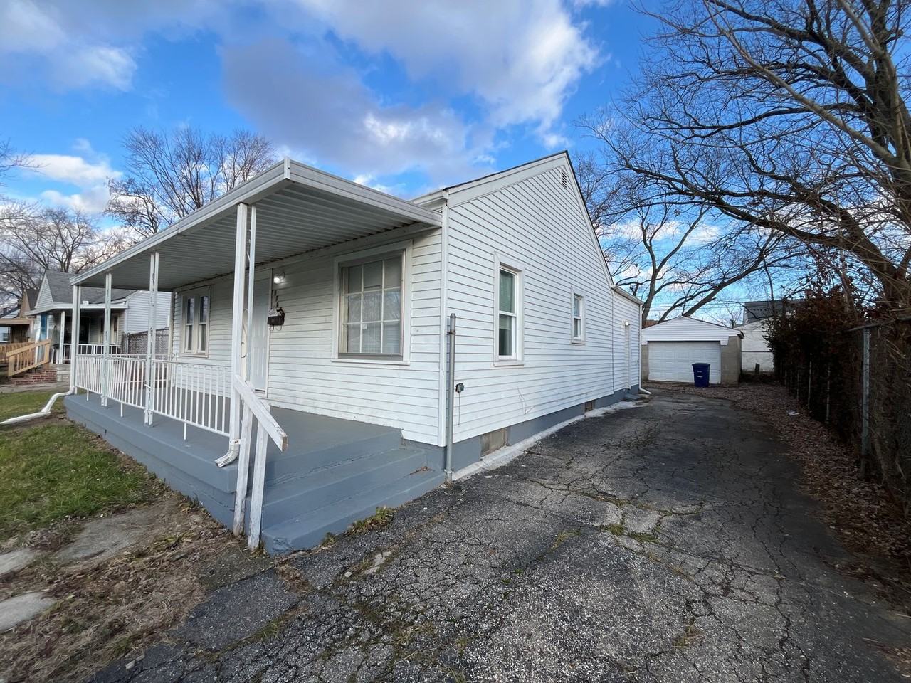 1748 Devonshire Rd - Photo 2 of 14