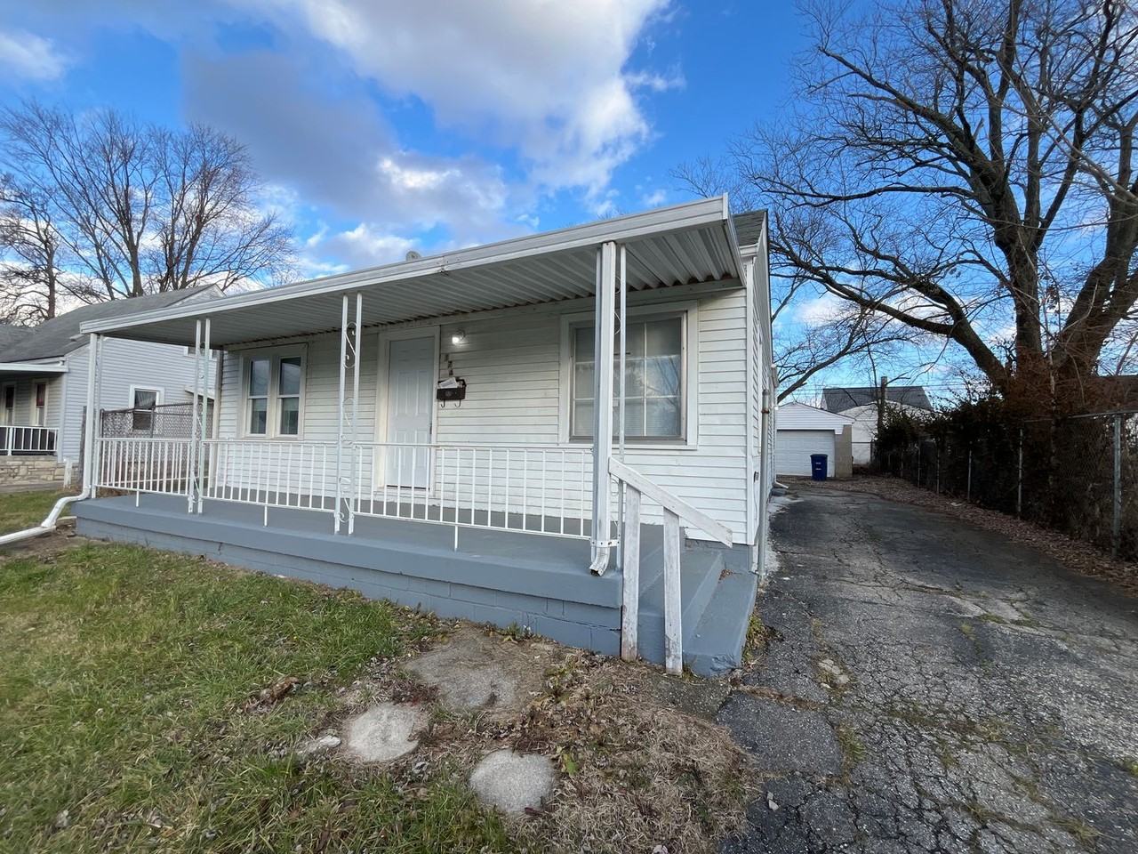 1748 Devonshire Rd - Photo 3 of 14