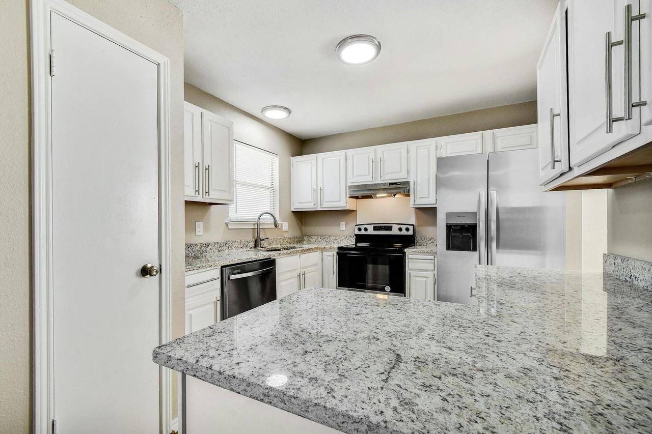 12110 Stoney Cv - Photo 2 of 11