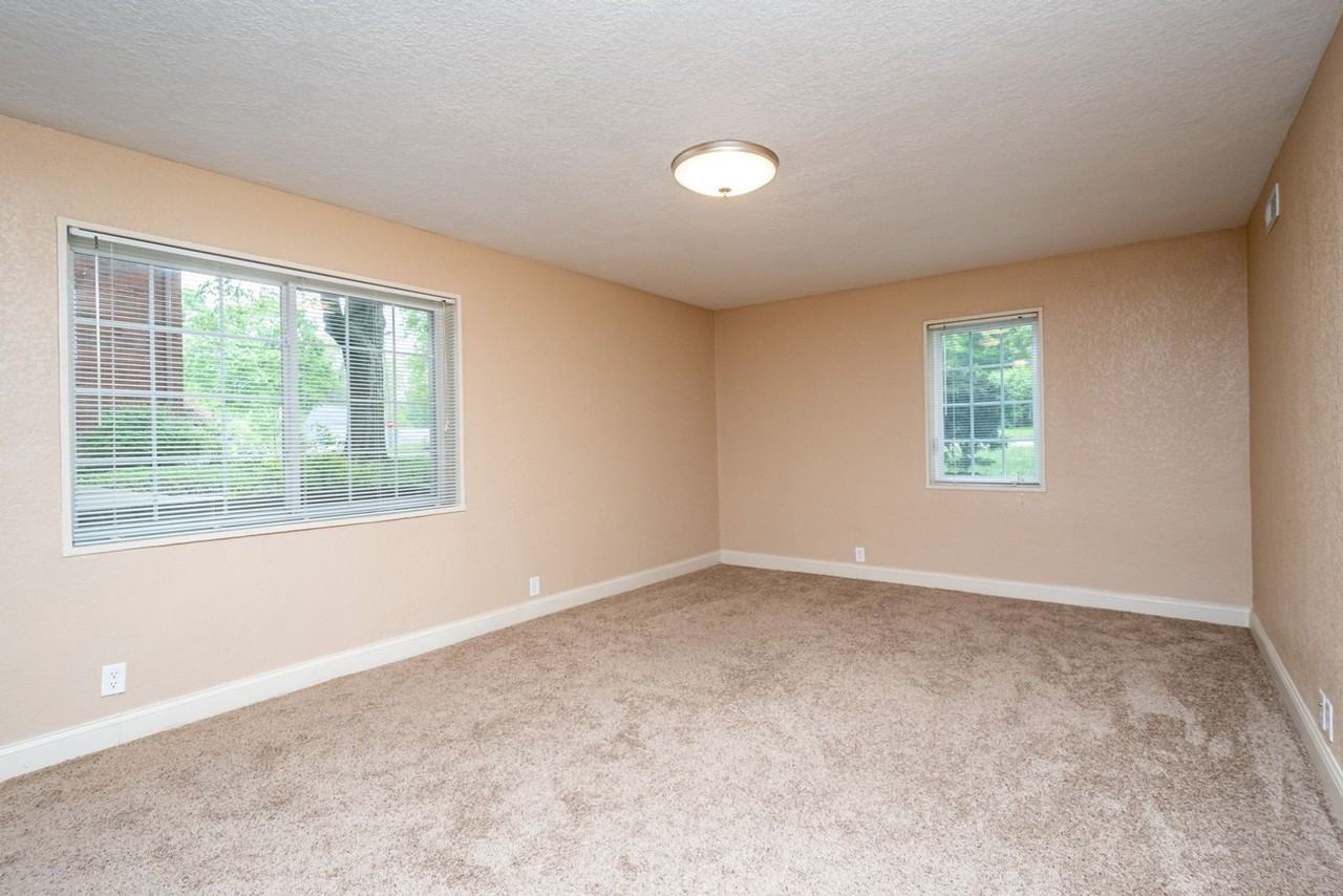 401 Grandview Ct - Photo 2 of 14