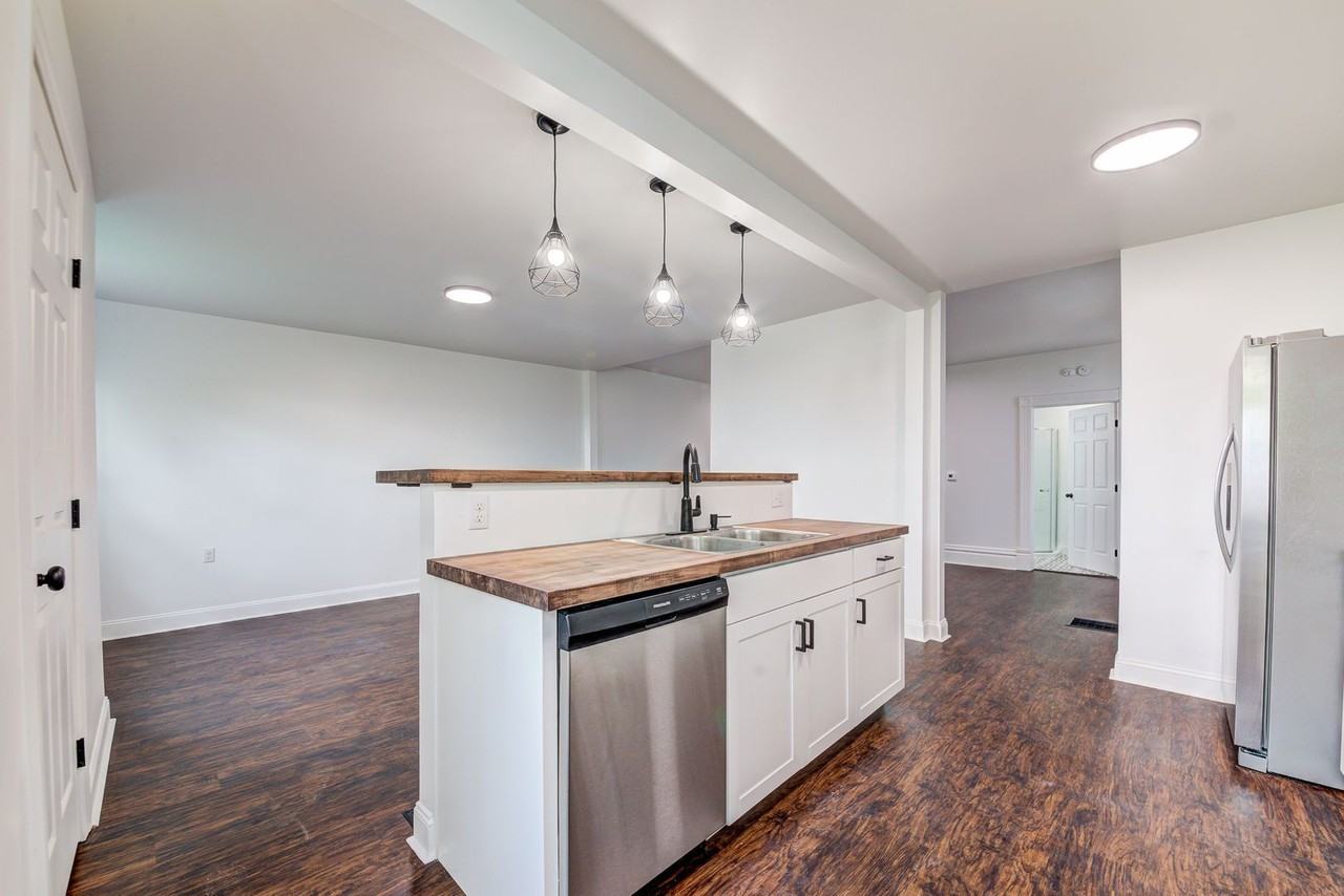 810 Eureka St - Photo 2 of 45