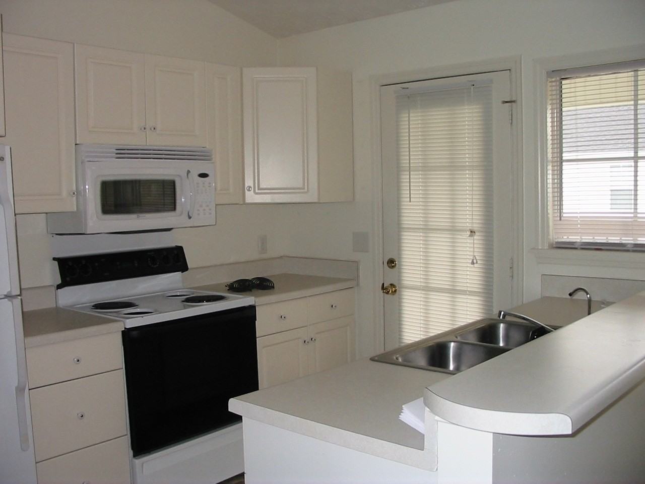 135 John Ct - Photo 3 of 10