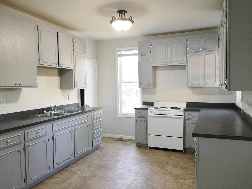 3118 Dupont Ave N - Photo 3 of 17