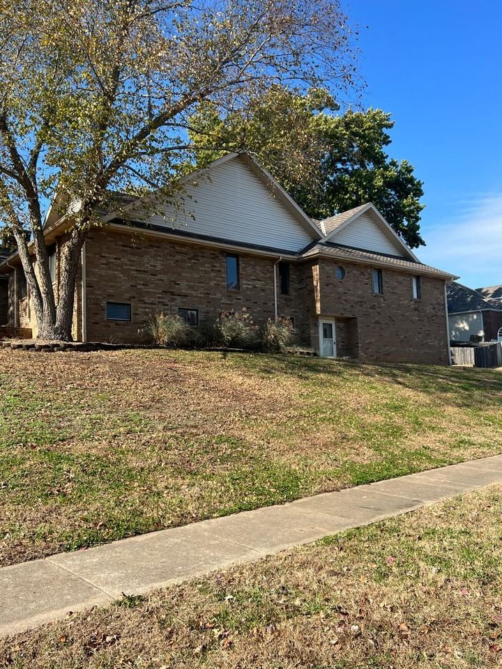 751 W Sherwood Dr - Photo 3 of 46