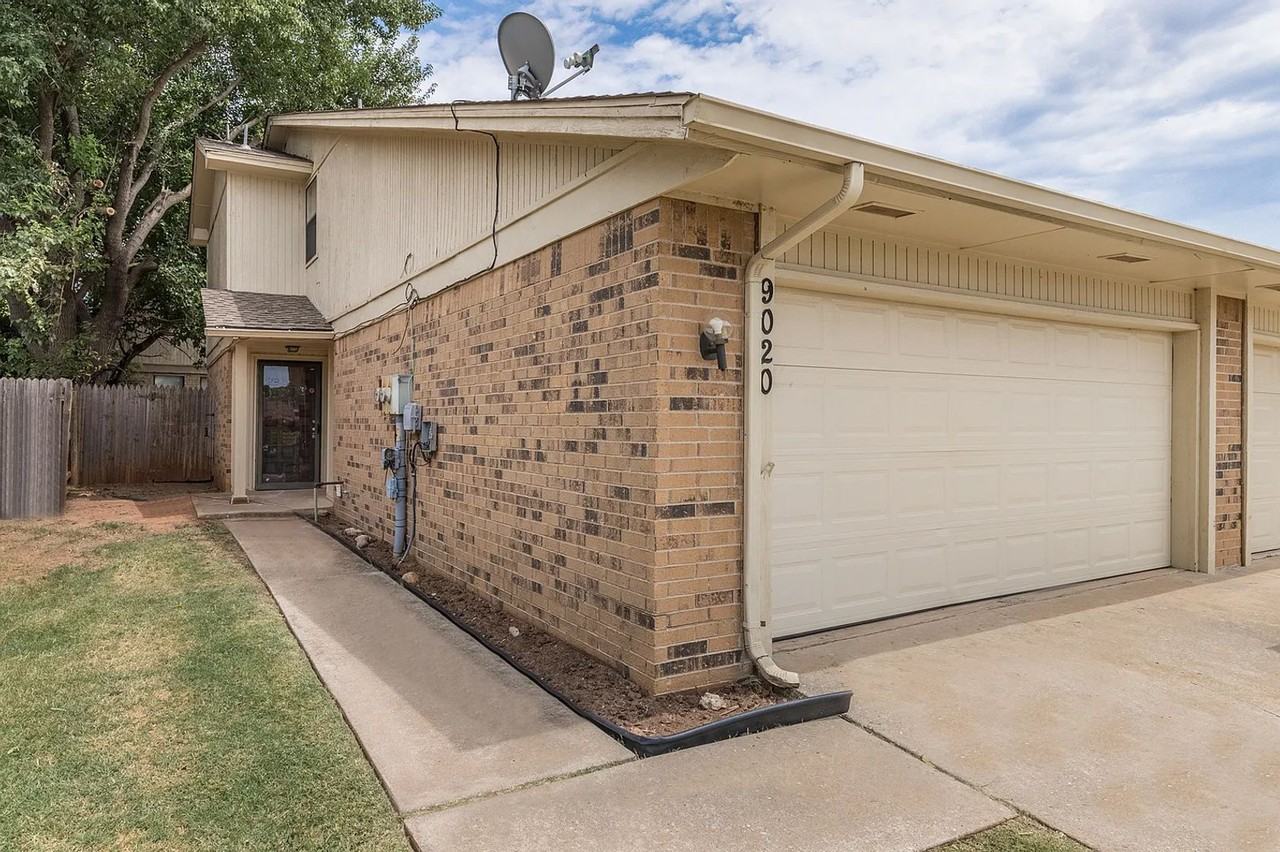 9016 9016 - 9020 N Rockwell Dr - 9020 #9020 - Photo 3 of 20