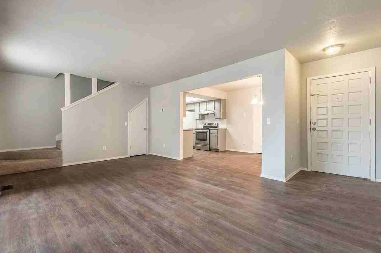 9016 9016 - 9020 N Rockwell Dr - 9020 #9020 - Photo 4 of 20