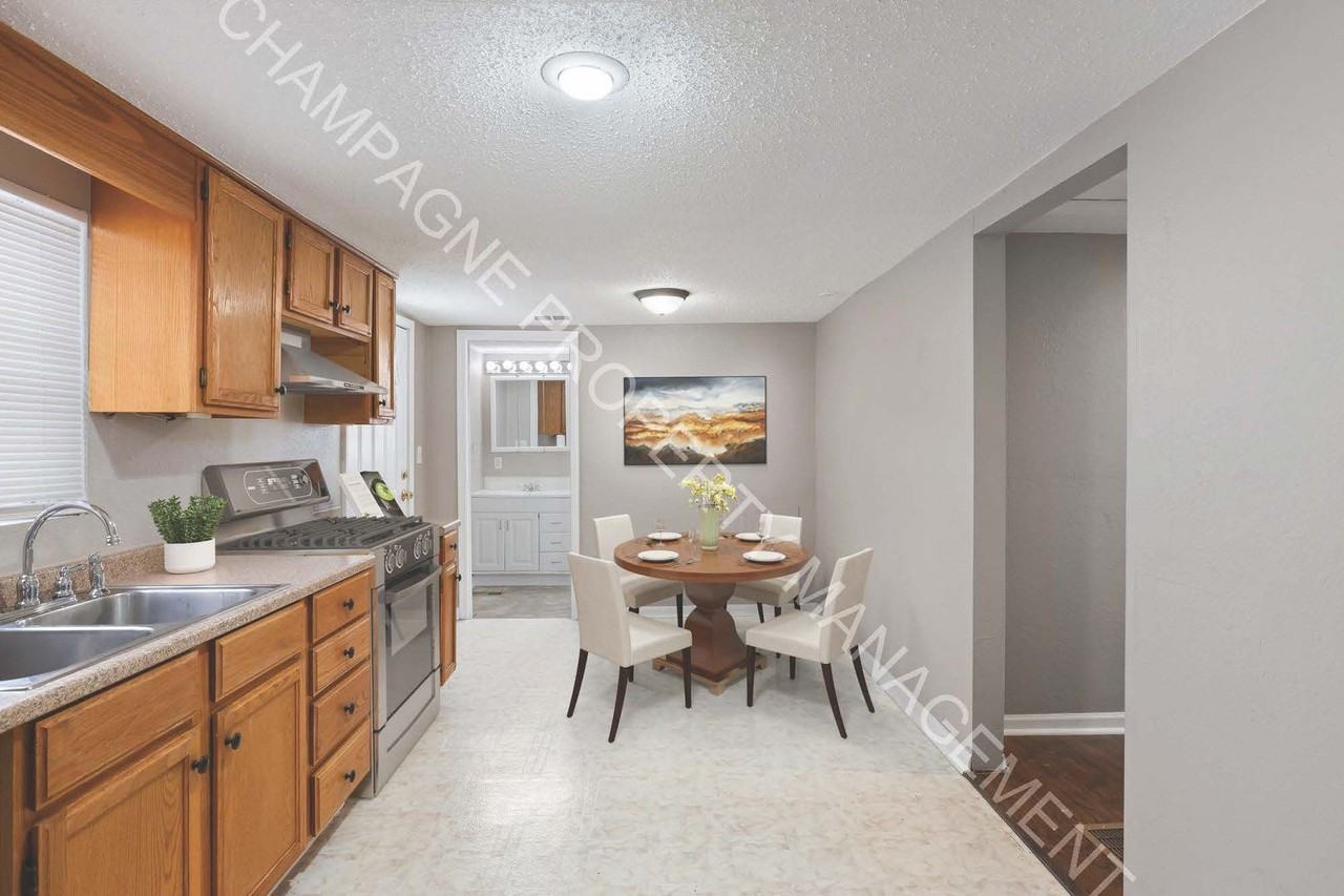 936 W 42nd St - Photo 4 of 13