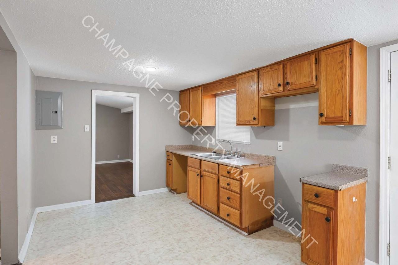 936 W 42nd St - Photo 5 of 13