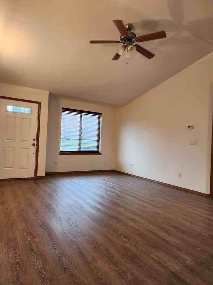 240 Poplar St - Photo 4 of 31