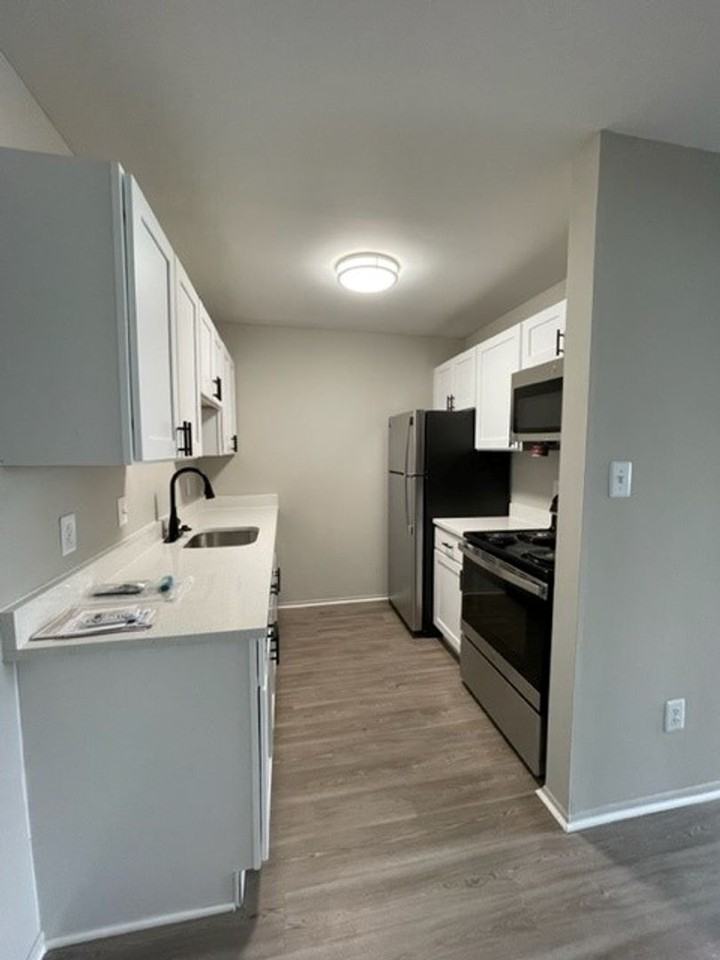 333 Marshall Apartments - Photo 7 of 27