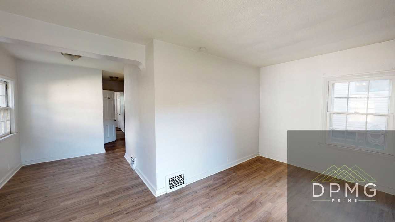 314 E Hillsdale St - Photo 4 of 11