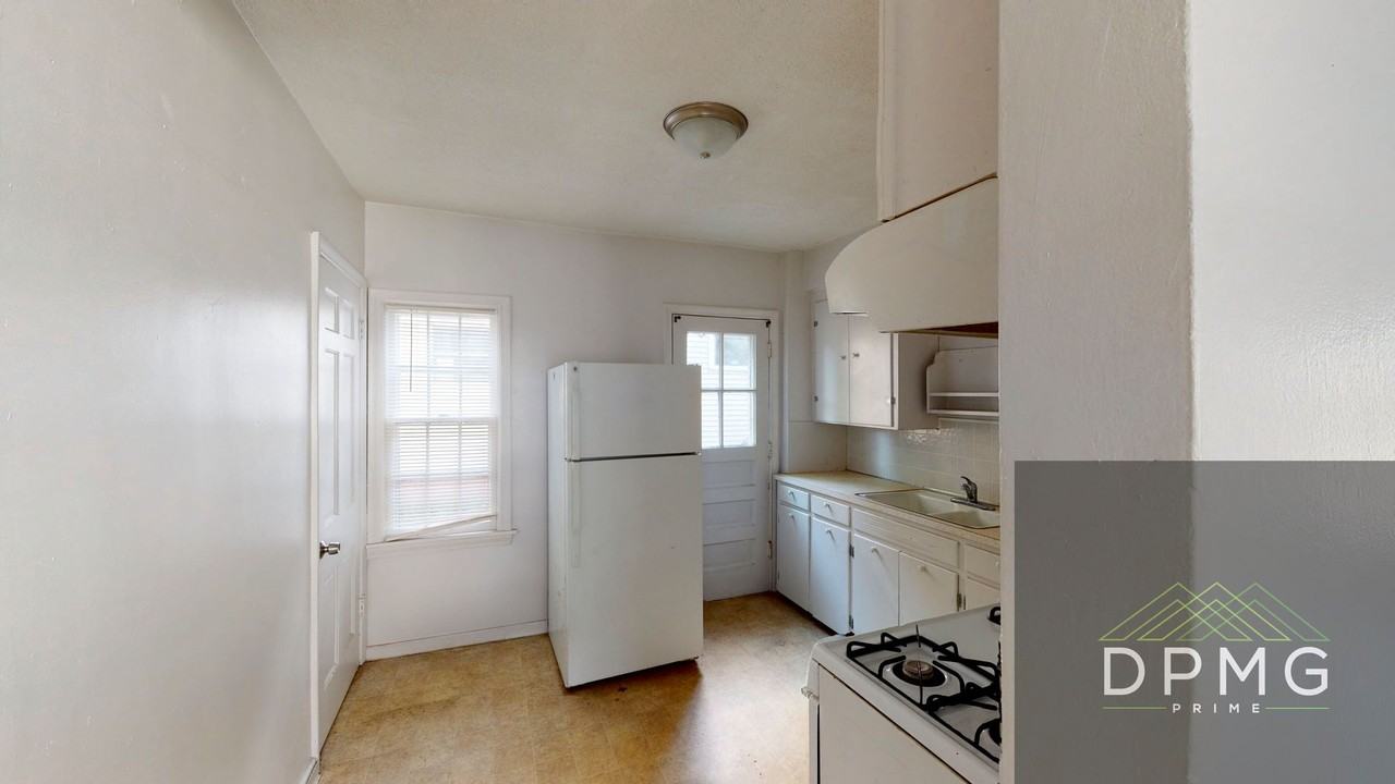 314 E Hillsdale St - Photo 6 of 11