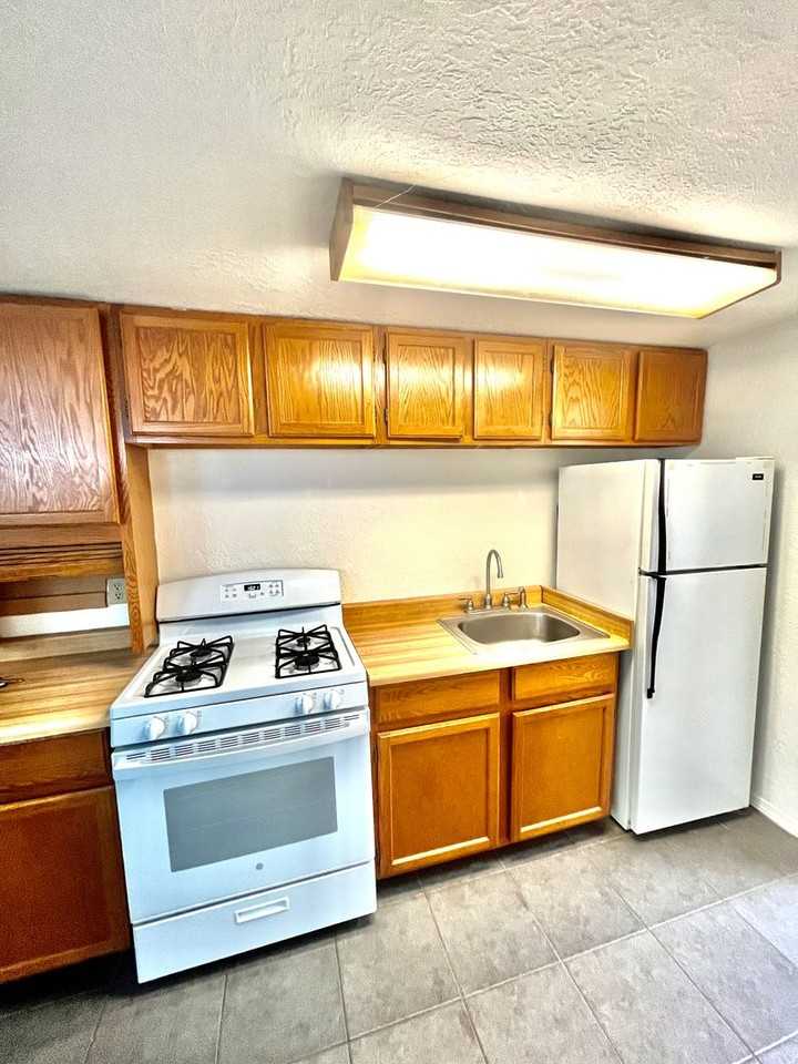 648 Good Hope St - Photo 4 of 7