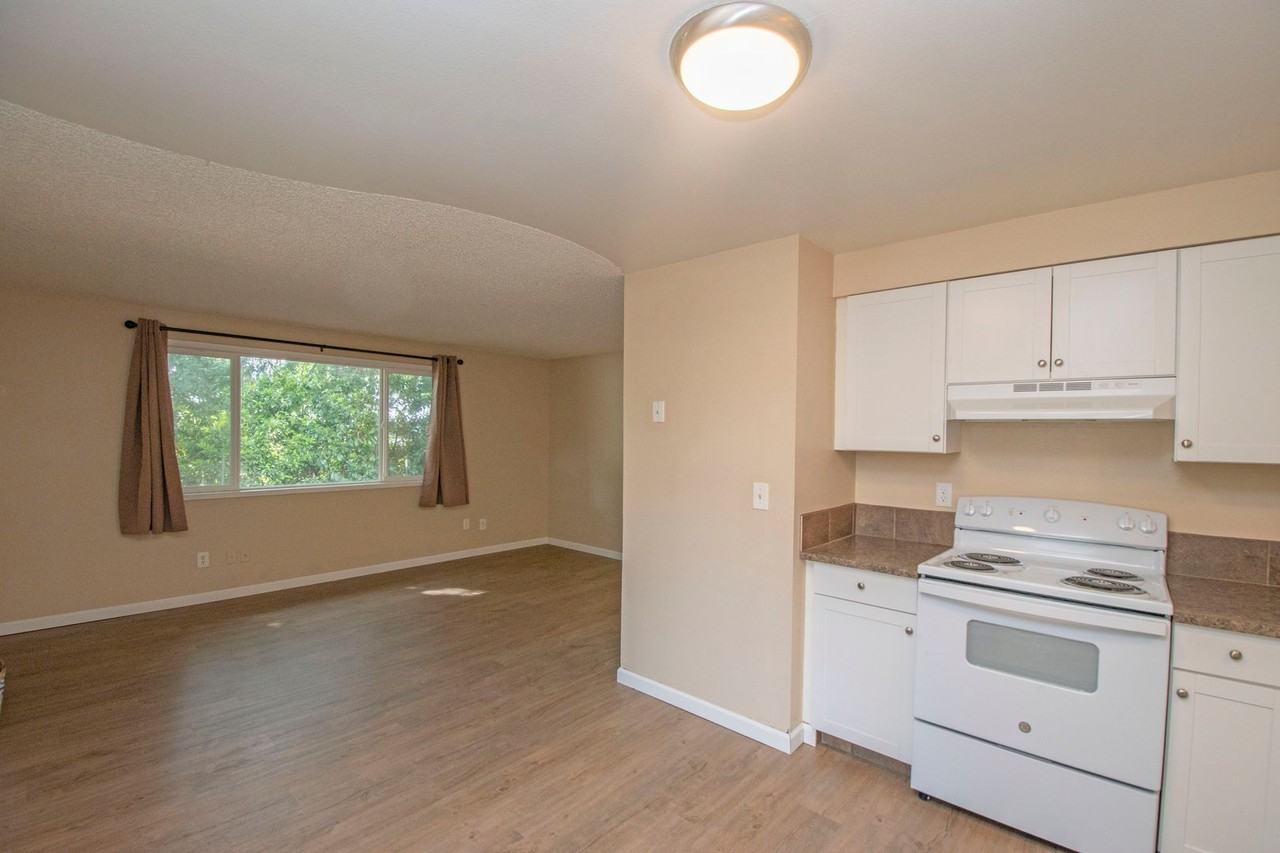 2202 E 35th St - Photo 2 of 16