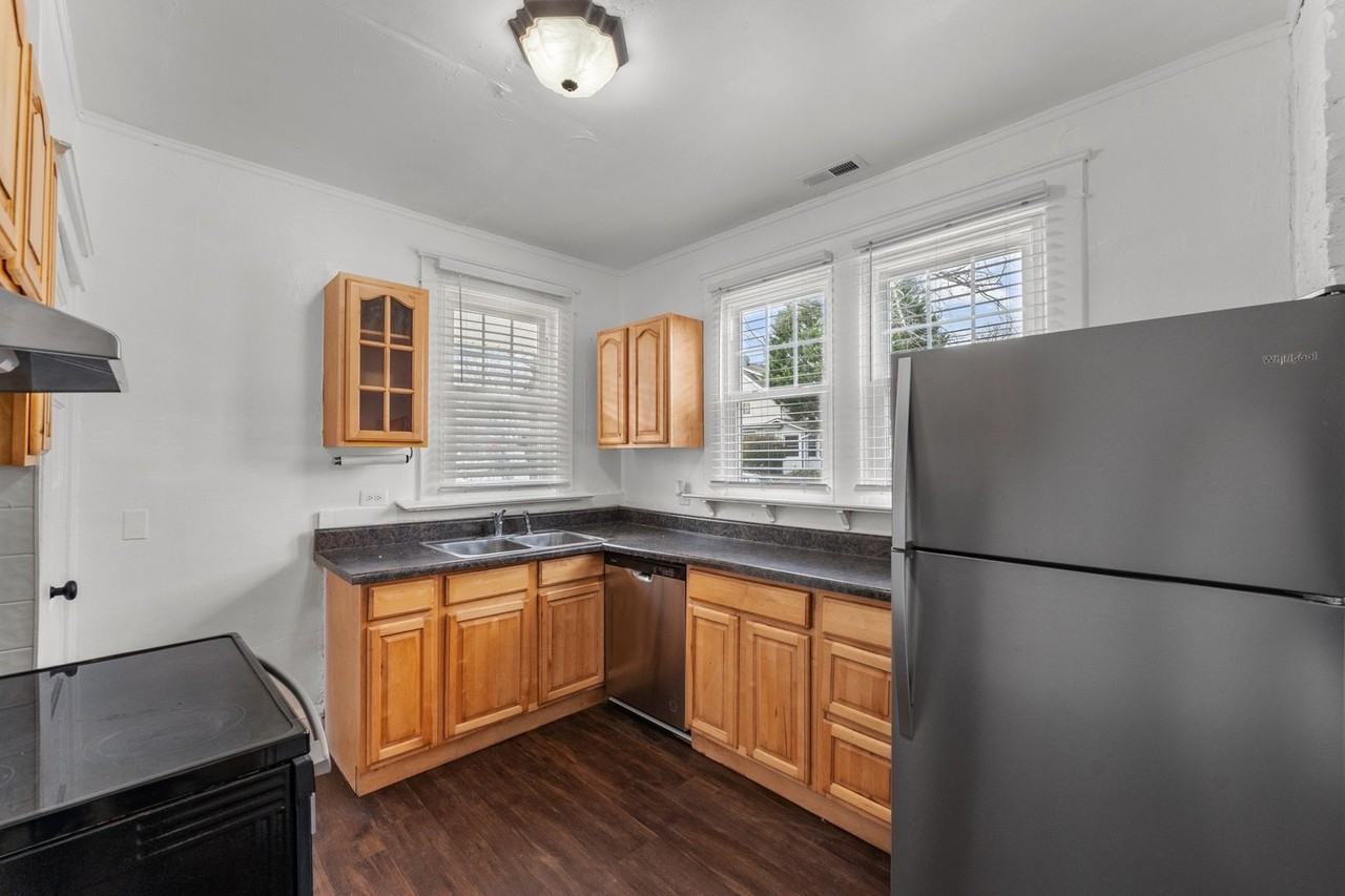 1801 Lasalle Ave - Photo 3 of 25