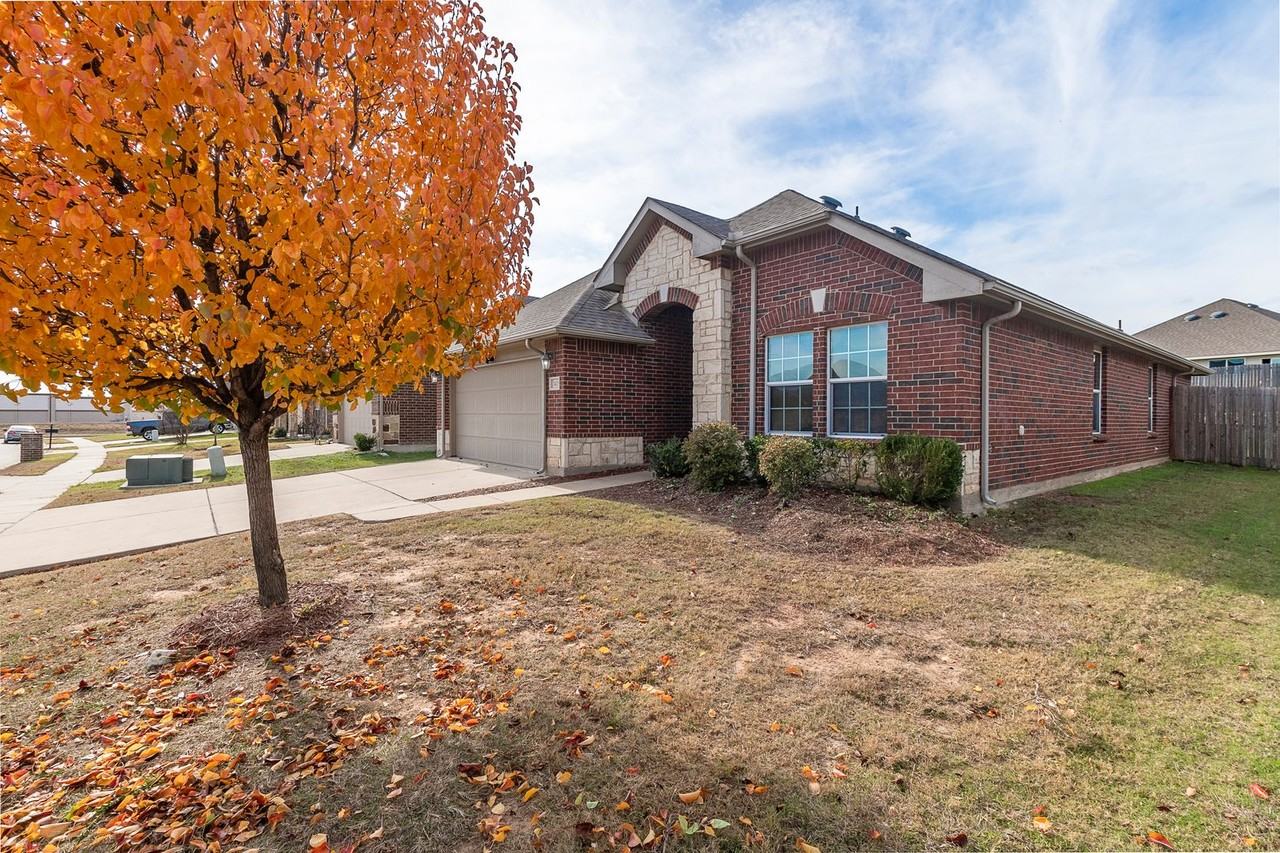 2428 Loreto Dr - Photo 2 of 27