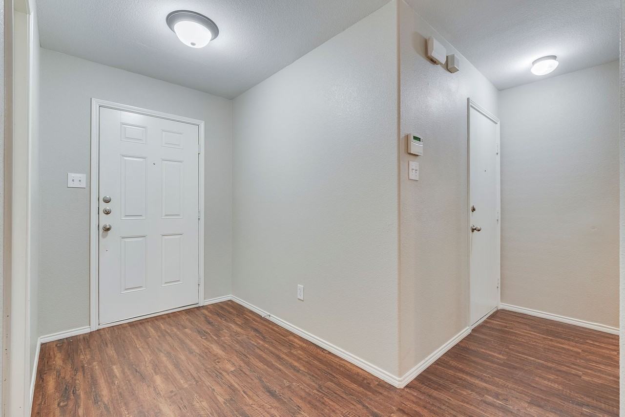 2428 Loreto Dr - Photo 3 of 27