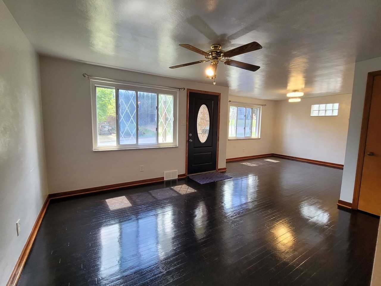 1033 Thornwood Dr - Photo 2 of 21