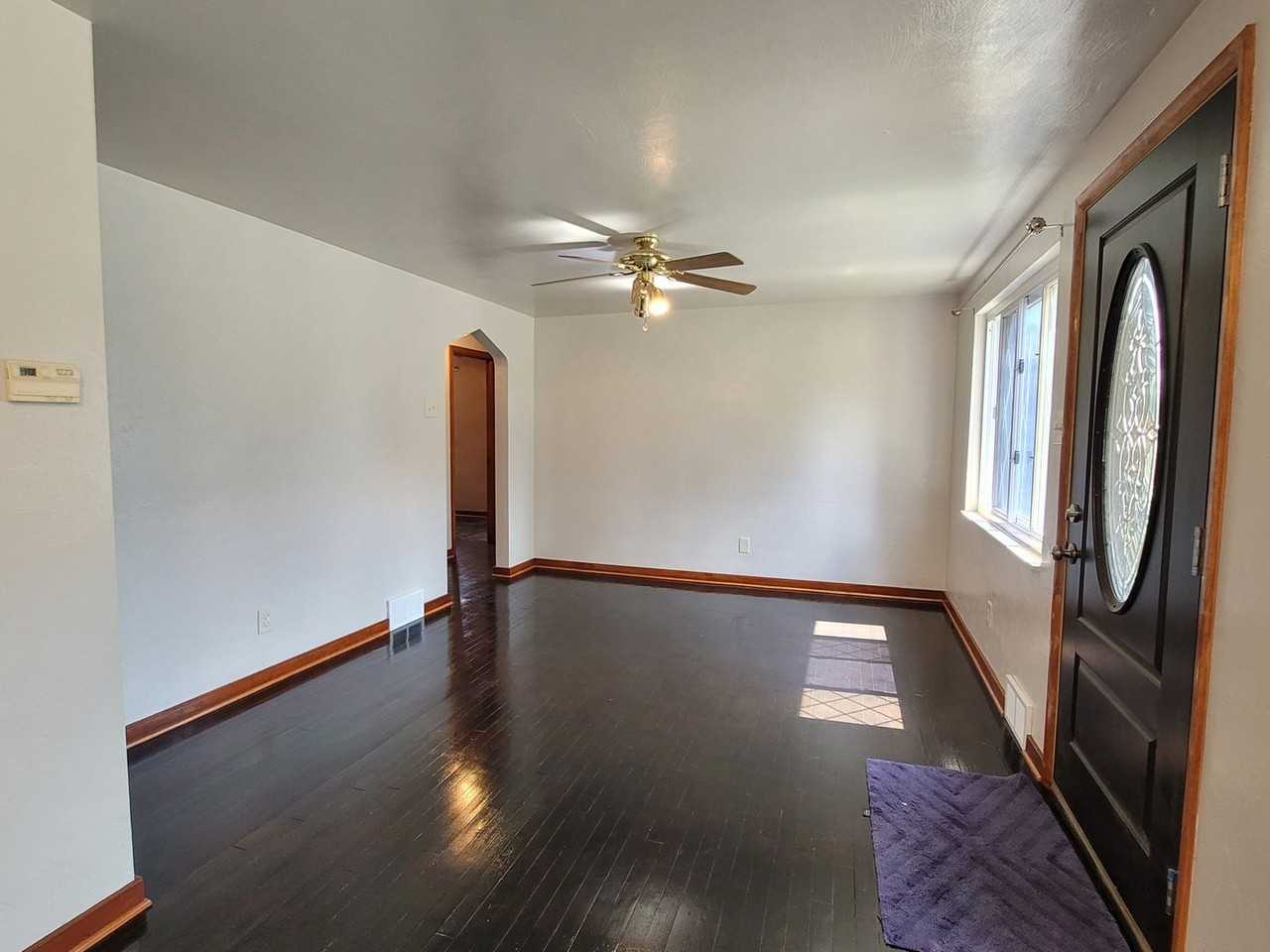 1033 Thornwood Dr - Photo 3 of 21