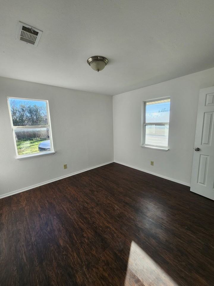 501 Mcneil St - Photo 2 of 19