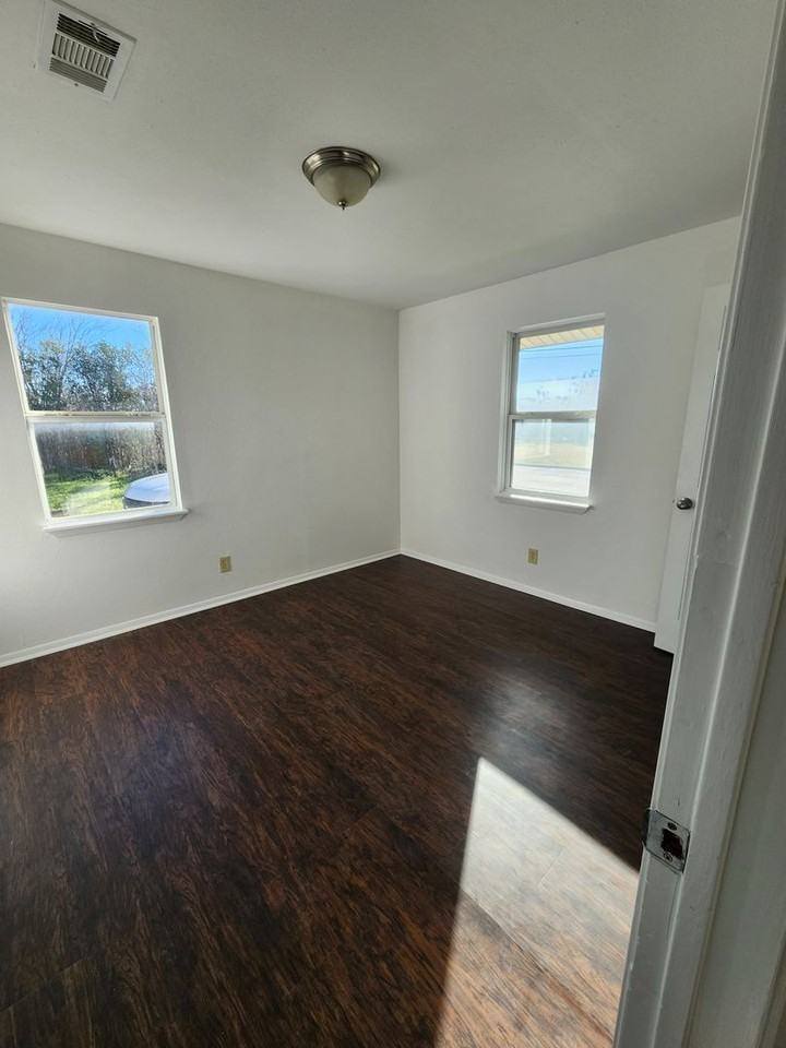 501 Mcneil St - Photo 3 of 19
