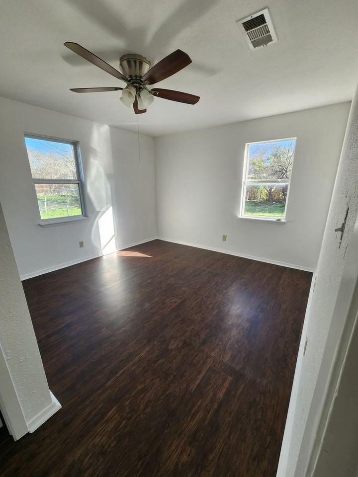 501 Mcneil St - Photo 4 of 19