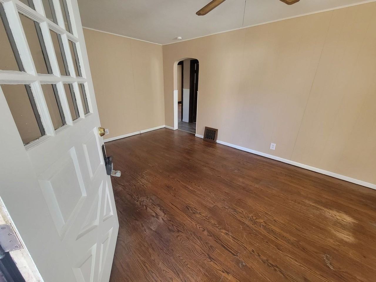 822 W Seymour Ave - Photo 2 of 12