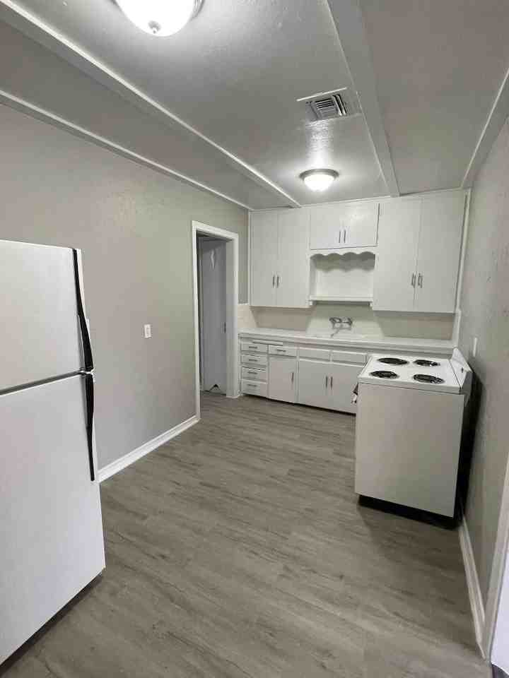 1117 Arkansas St - Photo 4 of 8