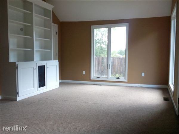 640 Oak St - Photo 3 of 10