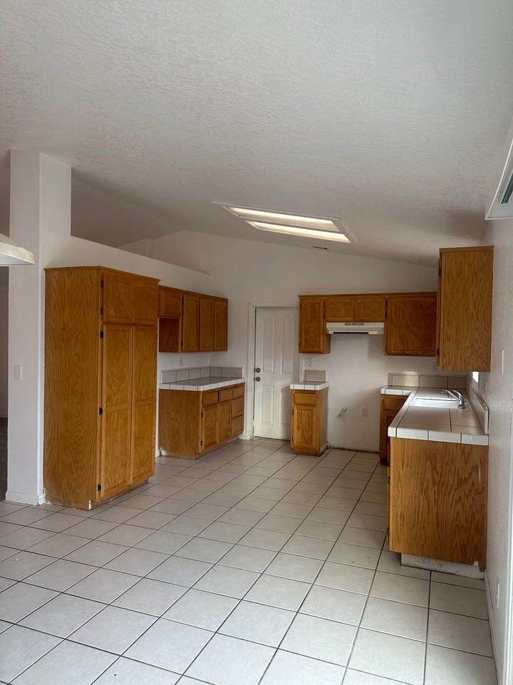 18809 Willow St - Photo 4 of 21