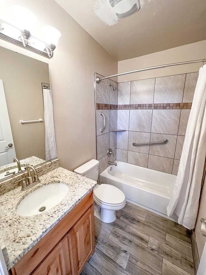 1060 Louis Street - Photo 3 of 5