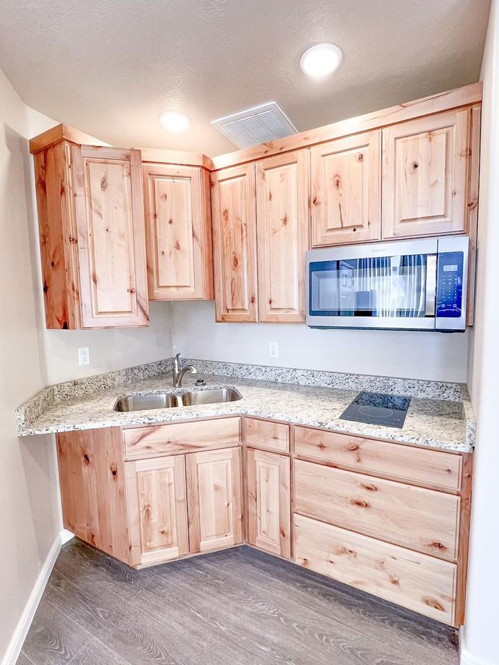 1060 N Louis St - Photo 2 of 4
