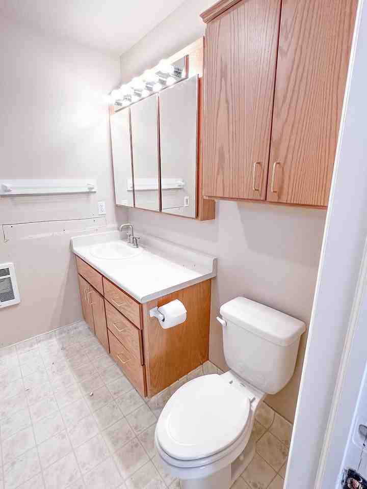 1060 N Louis St - Photo 4 of 4