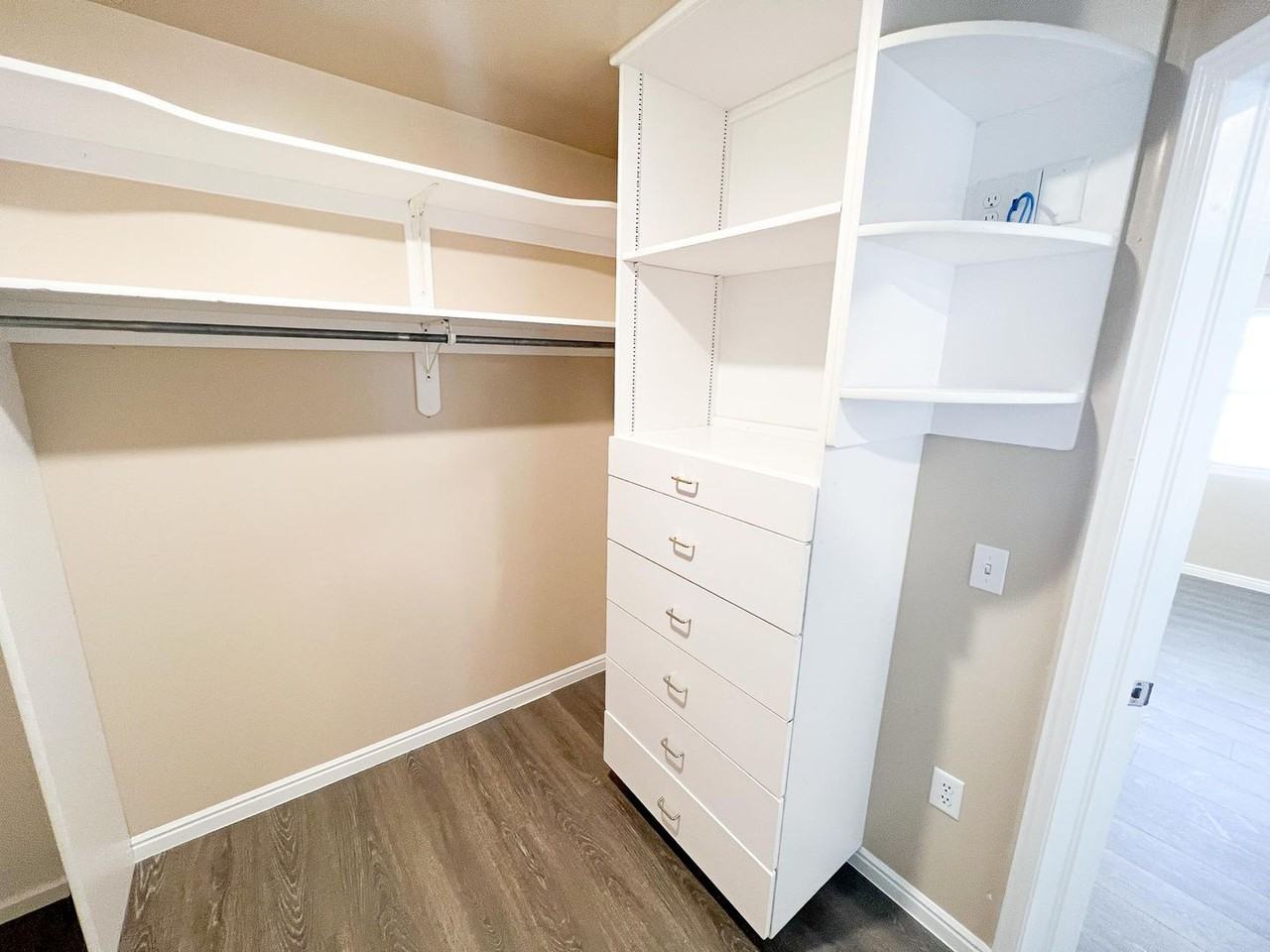 1060 N Louis St - Photo 3 of 9