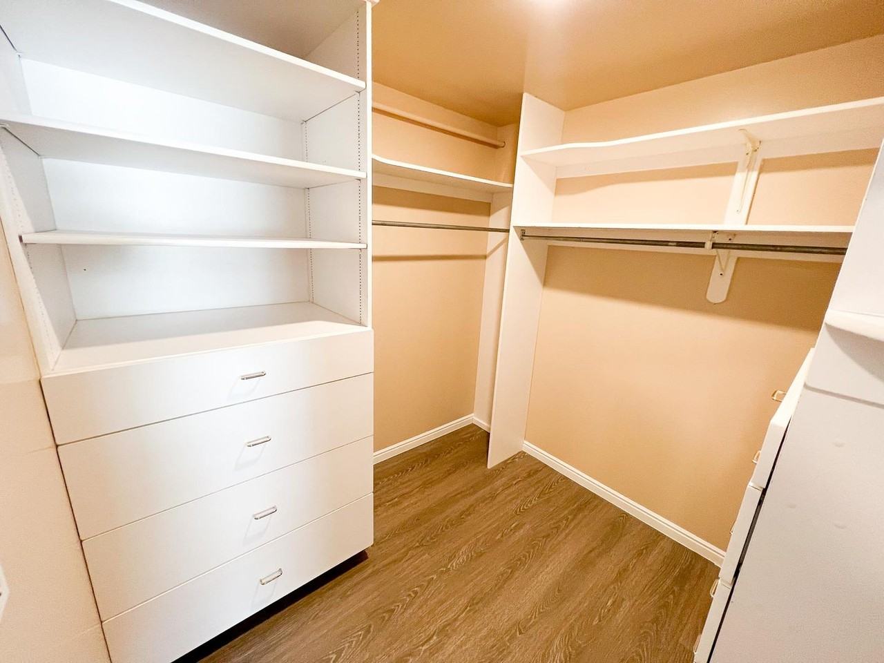 1060 N Louis St - Photo 4 of 9