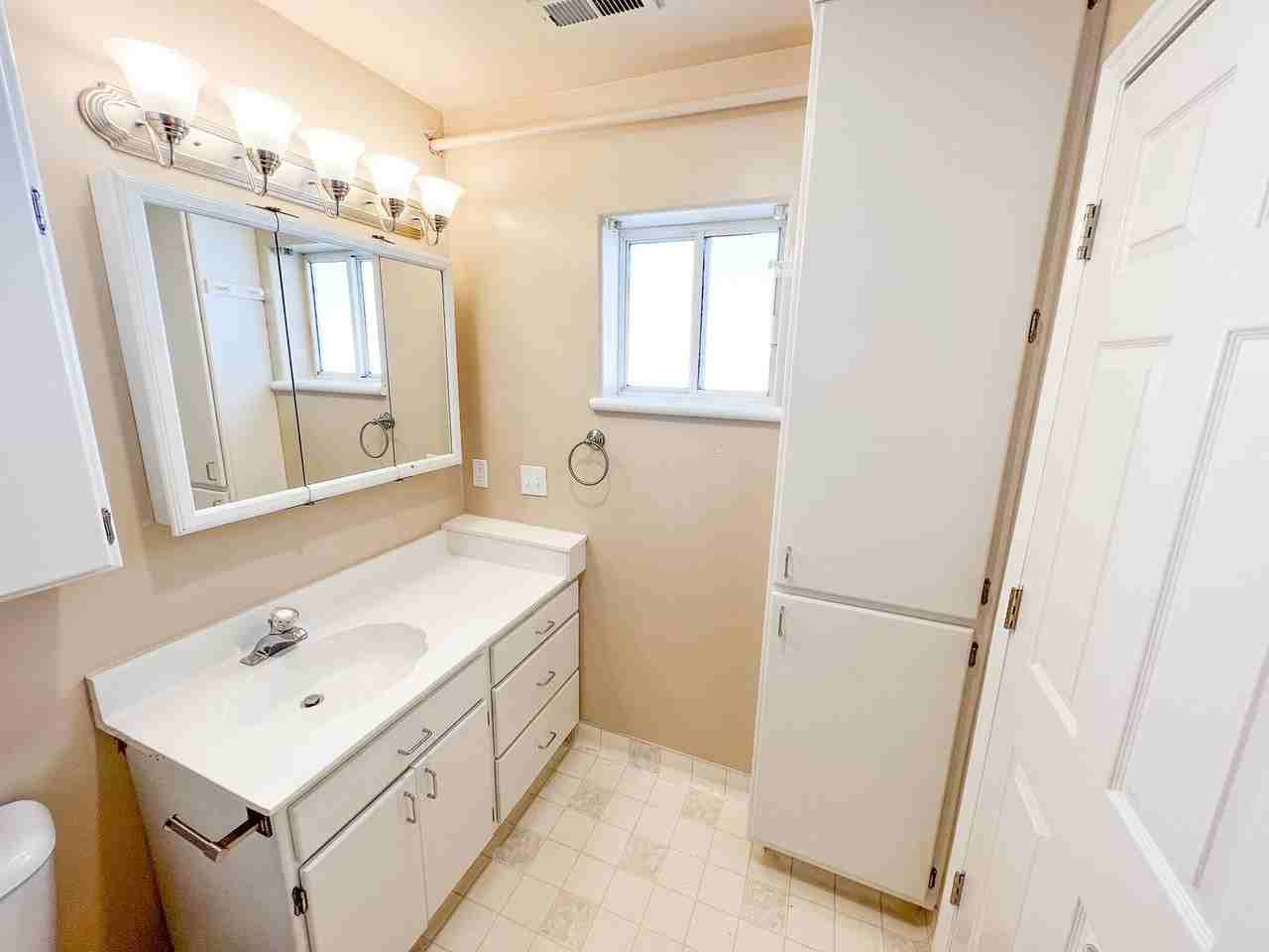 1060 N Louis St - Photo 5 of 9