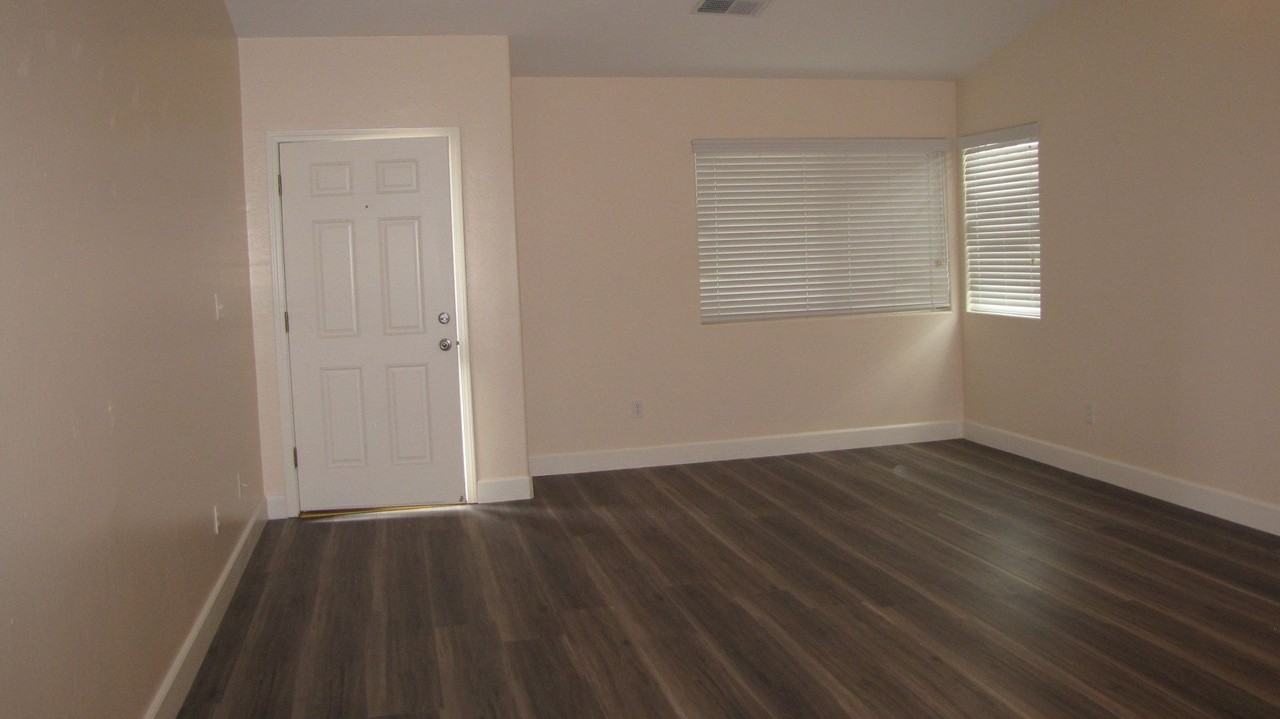 11725 Copernicus Ave - Photo 3 of 15