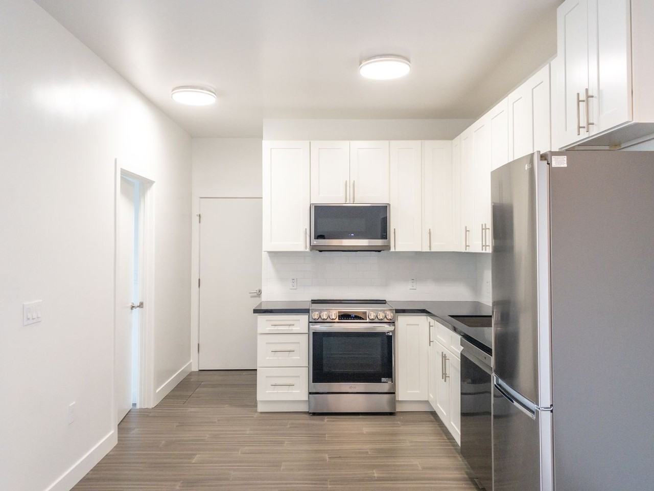 77 Bulkley Ave - Photo 3 of 24