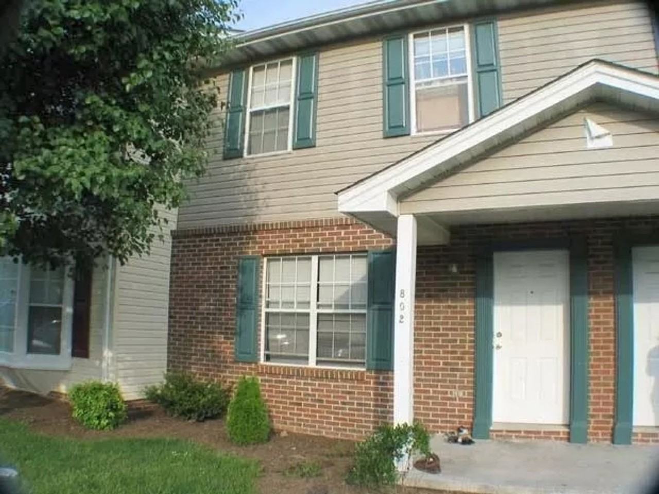 802 Patrick Henry Dr - Photo 2 of 10