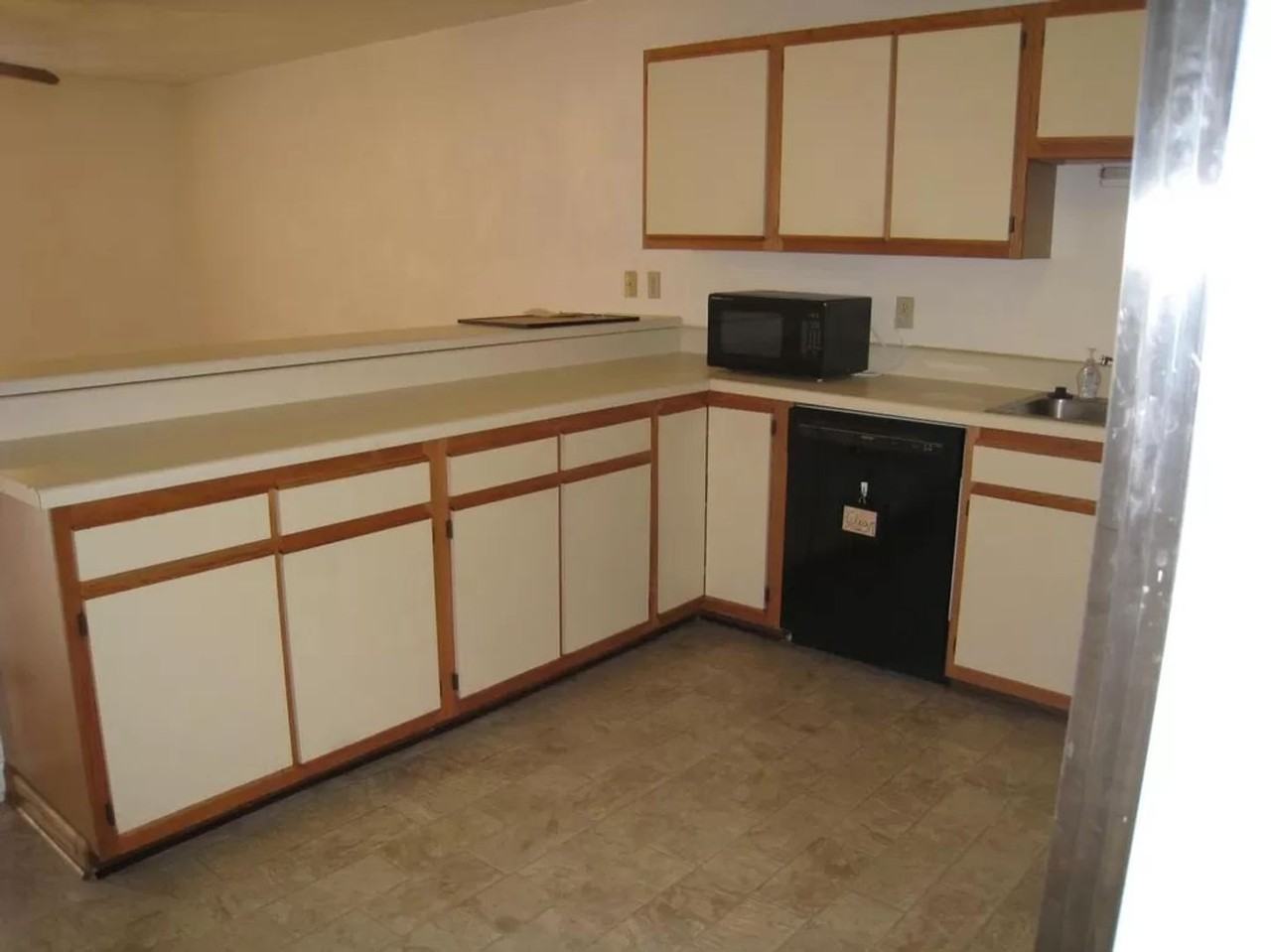 802 Patrick Henry Dr - Photo 6 of 10