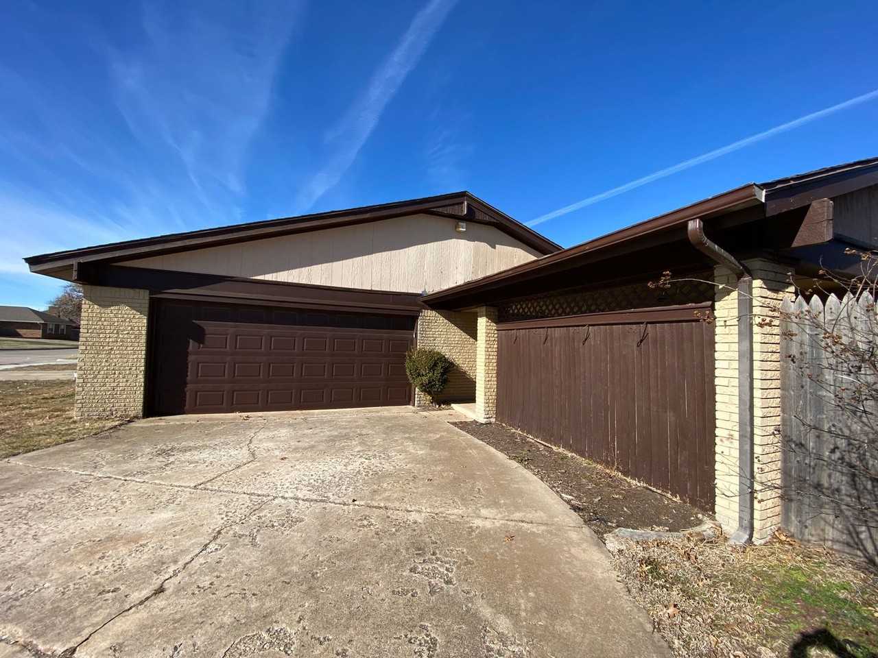 8029 Nw 104th St - Photo 3 of 34