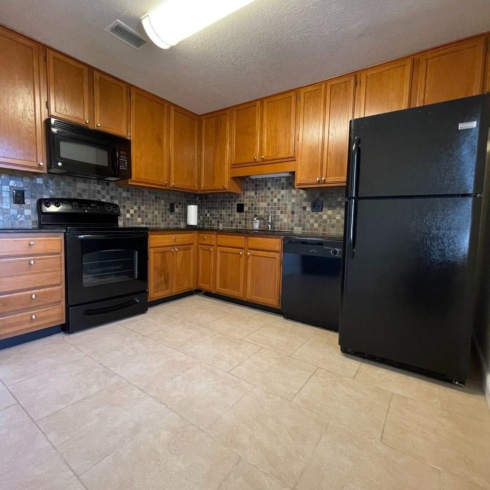 3314 Clubside Dr - Photo 4 of 15