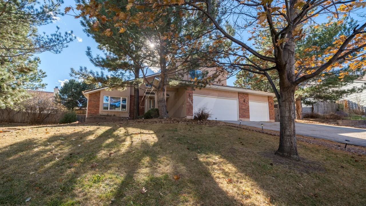 1055 Hunters Ridge Dr - Photo 2 of 25