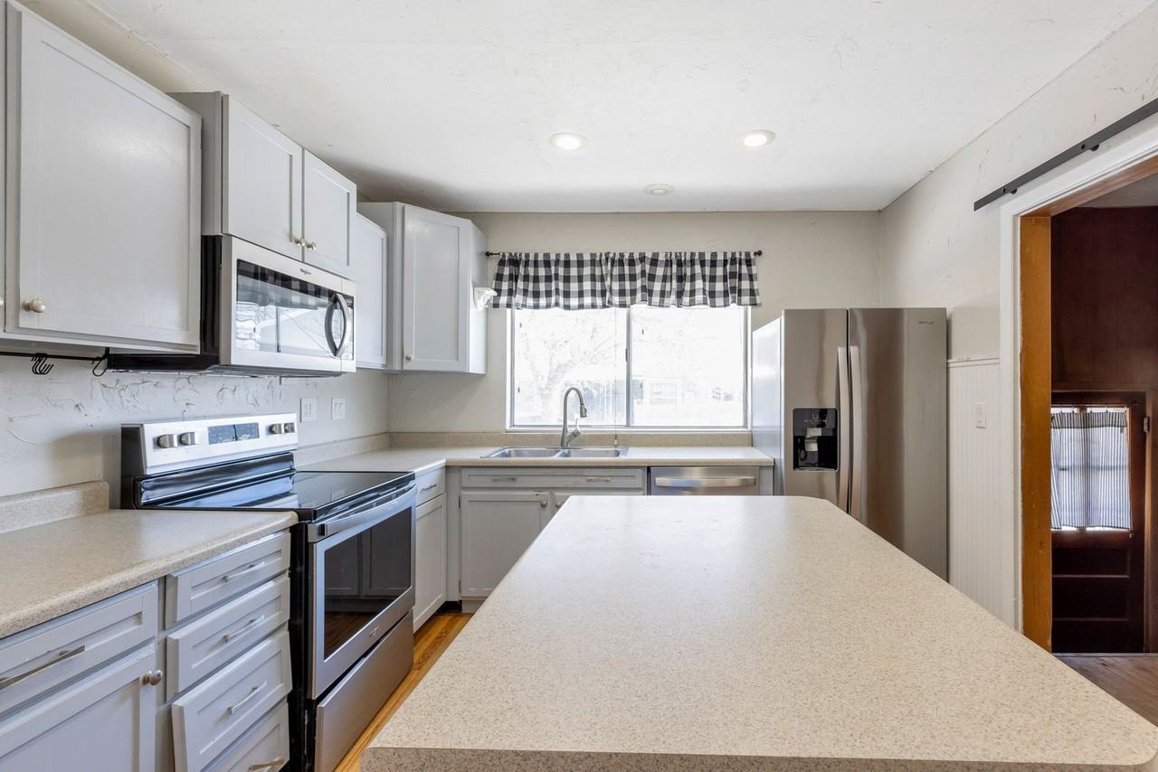 6851 W 3500 S - Photo 5 of 40