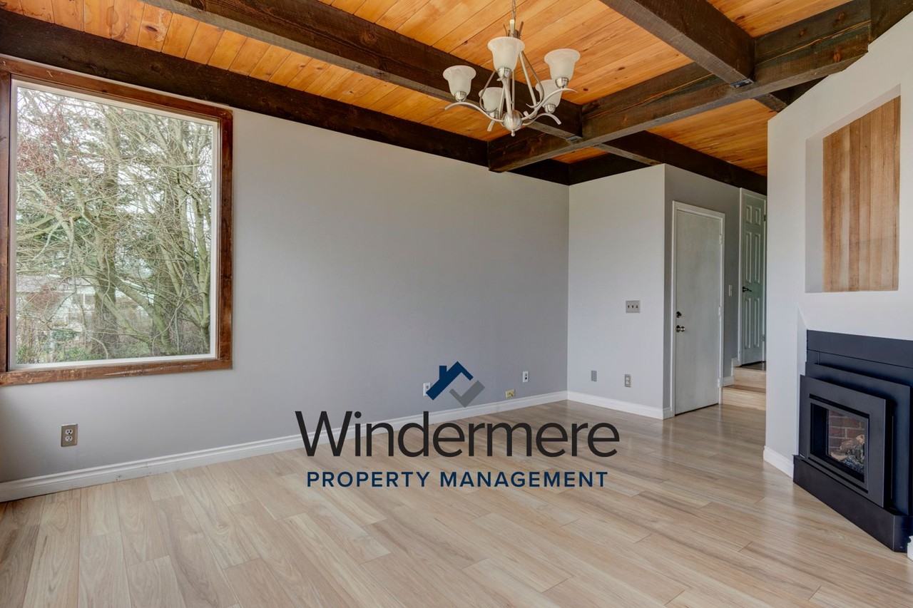 1027 Diane Ave - Photo 3 of 22