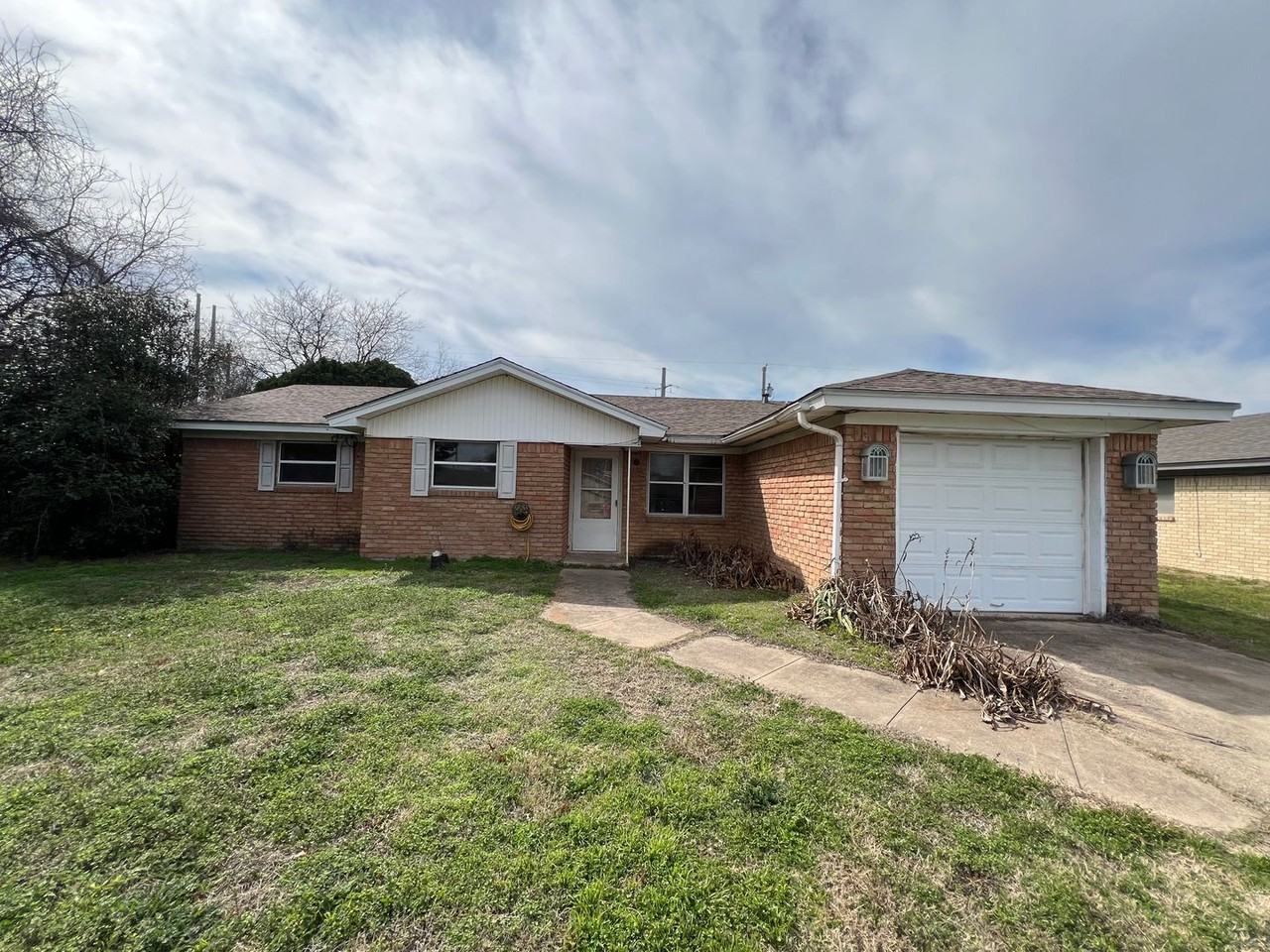 234 Shirley Dr - Photo 2 of 10