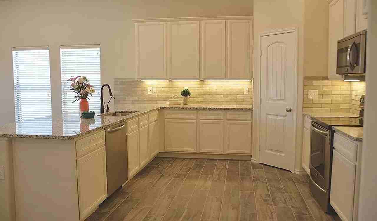 9903 Wausau Ave - Photo 3 of 10