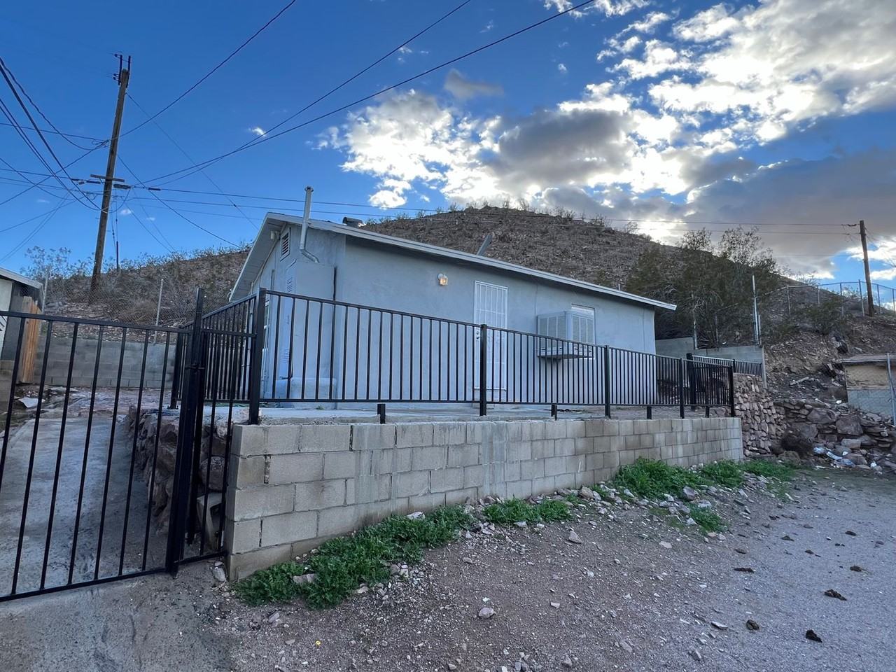 216 Hutchison St - Photo 2 of 20