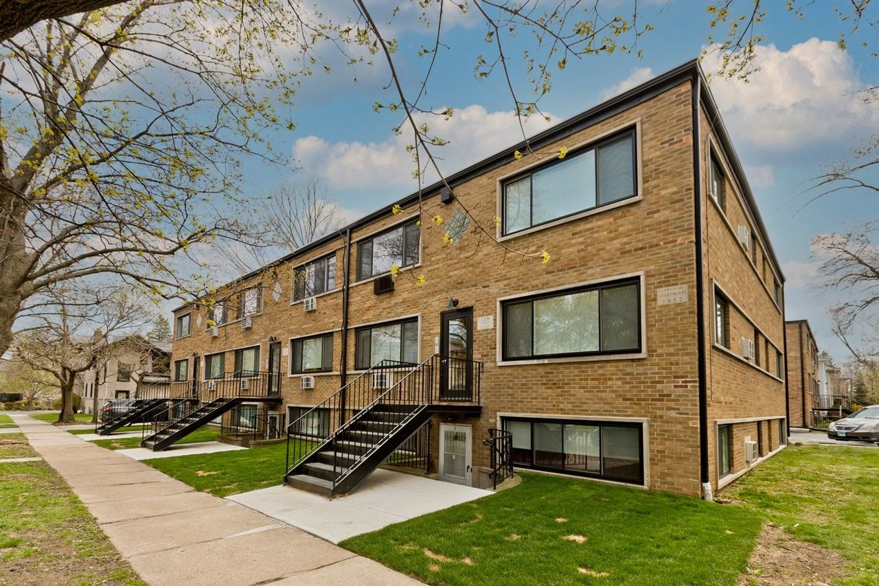 129 Franklin St - Photo 2 of 9