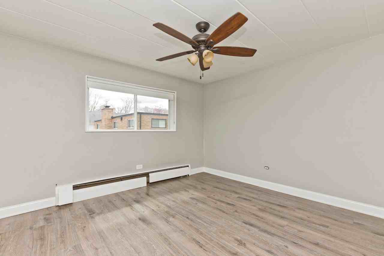 129 Franklin St - Photo 6 of 9